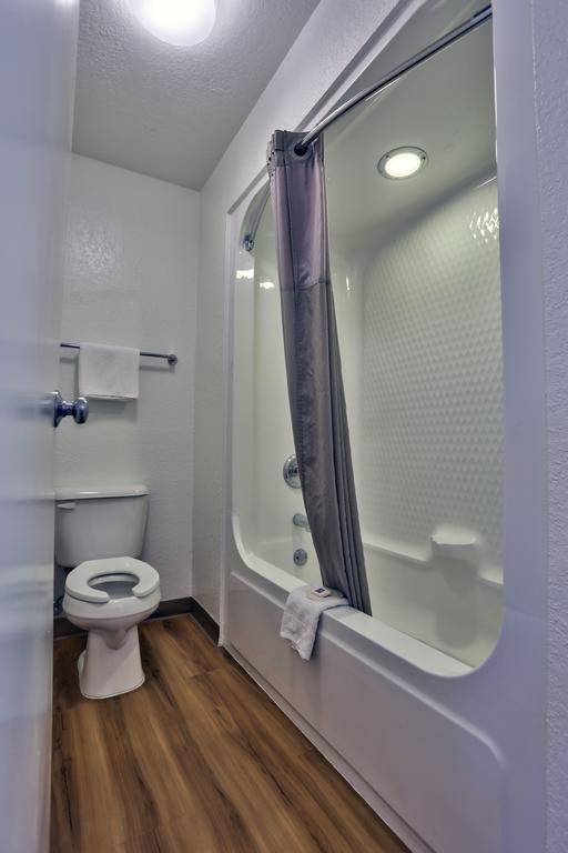 Habitación con cama grande